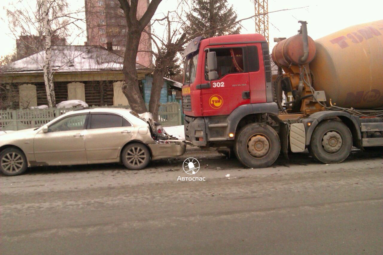 Водитель грузовика засмотрелся в телефон и подмял иномарку в Новосибирске |  НДН.Инфо