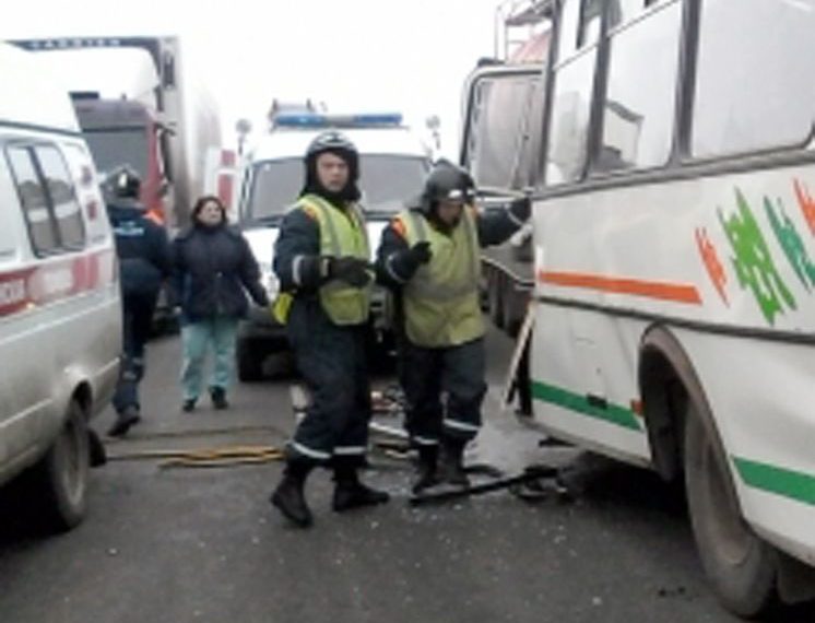 Рейсовый автобус столкнулся с тремя автомобилями под Новосибирском, есть жертвы