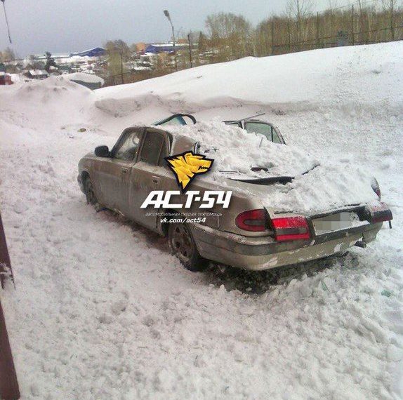Снежная лавина сплющила «Волгу»