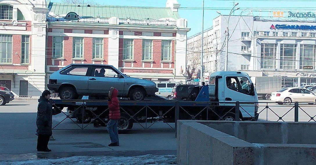 На площади Ленина водитель не давал эвакуировать свою машину, закрывшись внутри