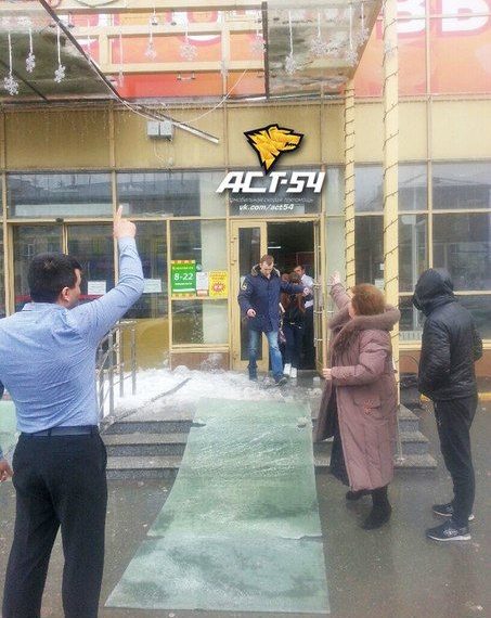 Стеклянный козырек со снегом рухнул перед входом в «Марию-Ра» в Новосибирске