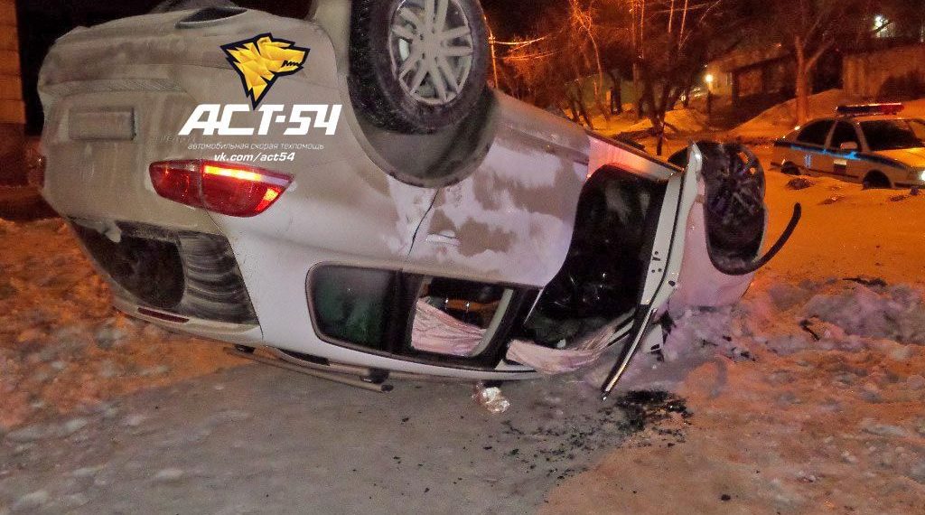 В Кировском районе Volkswagen Touareg перевернулся после столкновения с Toyota Caldina