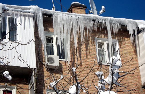 В Новосибирске женщину травмировала упавшая сосулька