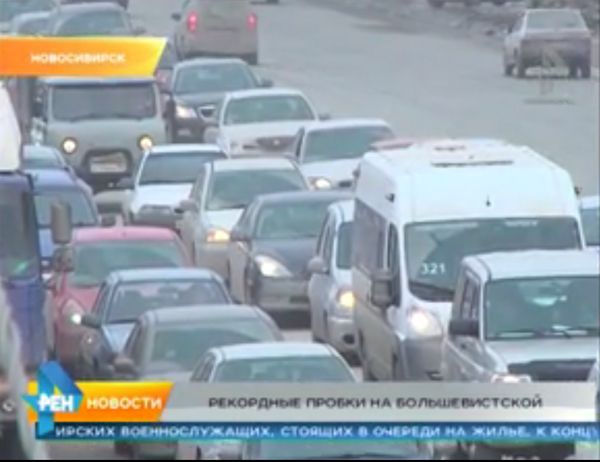 На Большевистской машины стоят в пробке из-за перекрытого выезда с Обской