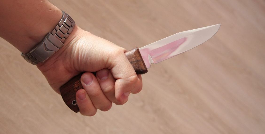 22-летнего новосибирца зарезали в подъезде жилого дома