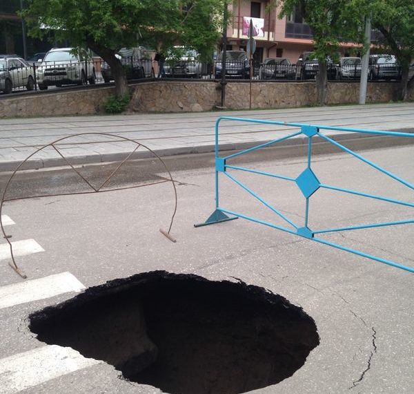 Асфальт провалился на Мичурина рядом с местом коммунальных работ