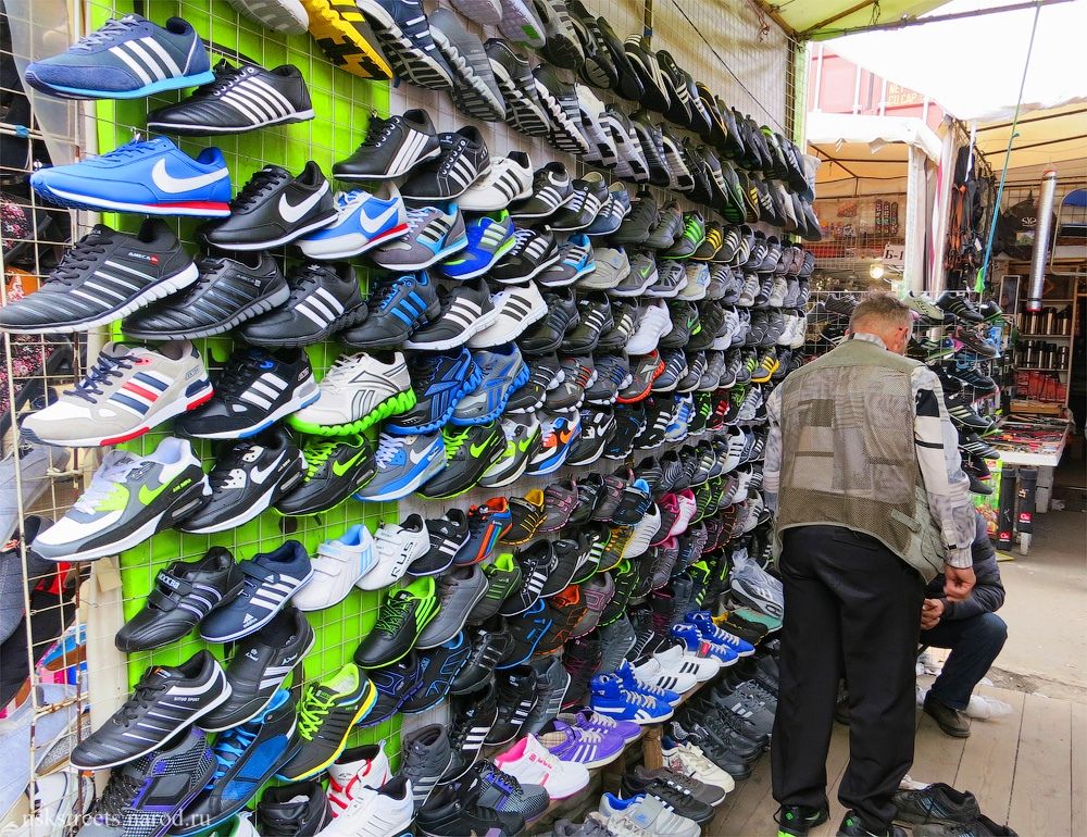 Рынок спортивной обуви. Кроссовки с рынка. Рынок кроссовок. Рынок одежды. Китайский рынок кроссовок.