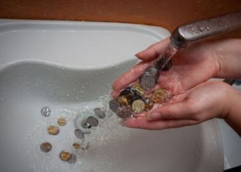 По карманам новосибирцев с 1 июля больнее всего «ударят» водой