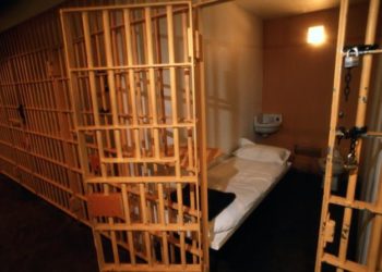 Смертью мужчины в изоляторе временного содержания заинтересовались следователи