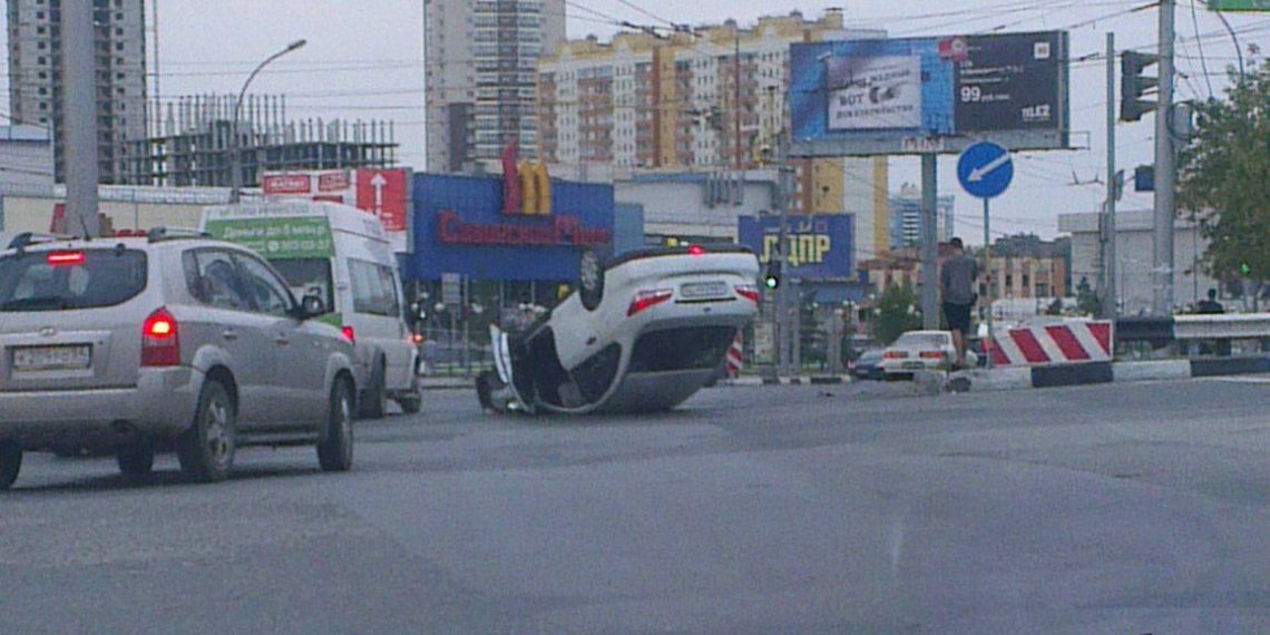 Возле Сибирского молла такси врезалось в поребрик и перевернулось (фото)