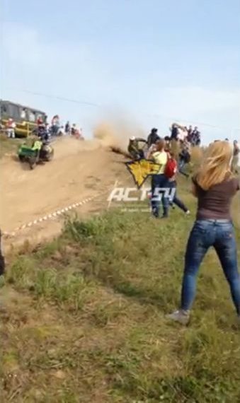 Во время мотокросса в Бердске колясочный мотоцикл врезался в зрителей (видео)