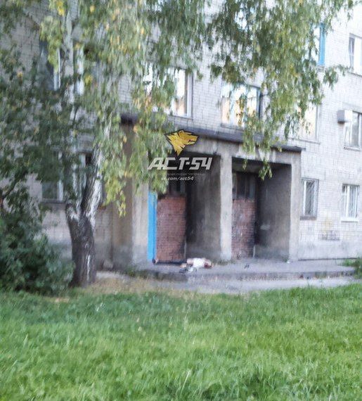 На Затулинке женщина выпала из окна третьего этажа на детскую площадку