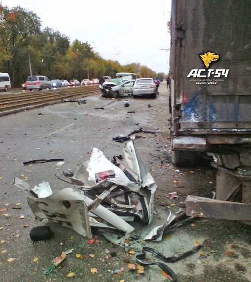 На Петухова такси влетело в стоящую фуру, трое погибли
