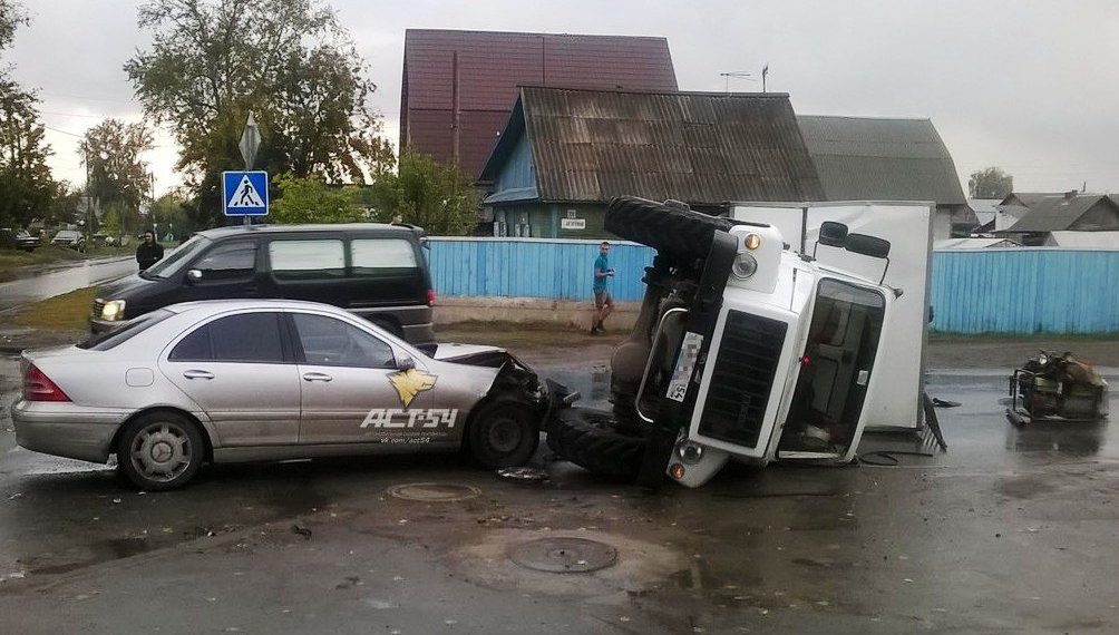 Девушка на «Мерседесе» перевернула грузовик в Новосибирске