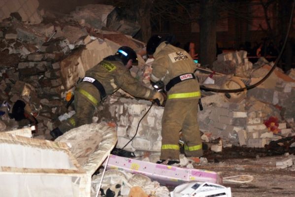 Двухэтажный жилой дом обрушился в Омске в результате взрыва газа