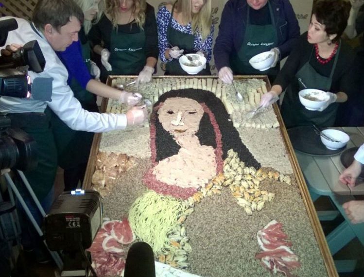 Сибиряки изготовили съедобную «Мону Лизу» из продуктов импортозамещения