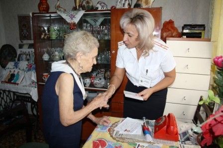 Столетней бабушке из Новосибирска выдали новый паспорт