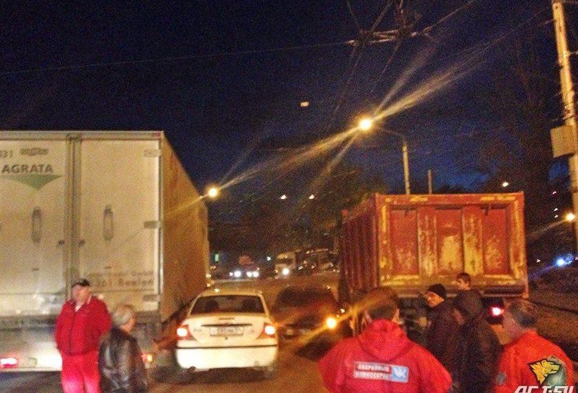 4 машины столкнулись на площади Кирова в Новосибирске и полностью парализовали движение