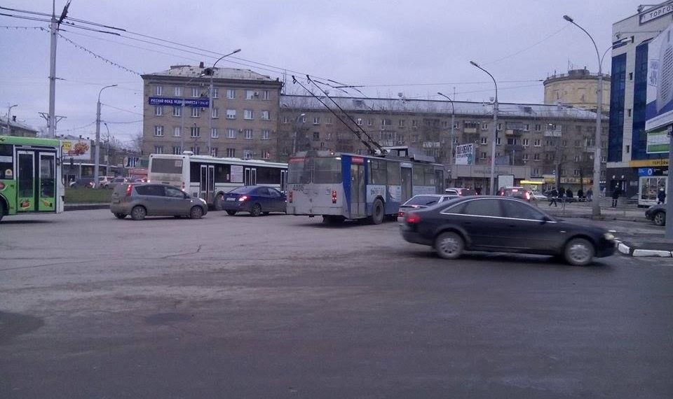 Сельхозярмарка на площади Маркса спровоцировала пробку на нескольких улицах