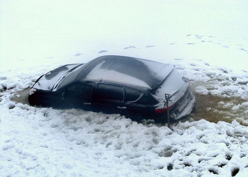 Четверо рыбаков провалились под лед , следователи проводят проверку