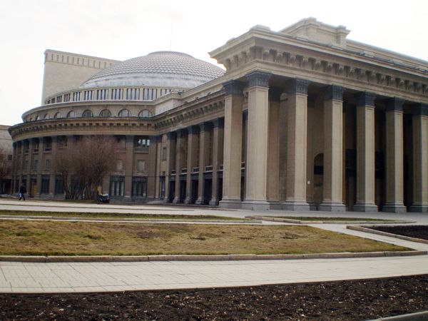 «Мерседес» стал официальным автомобилем Новосибирского оперного театра