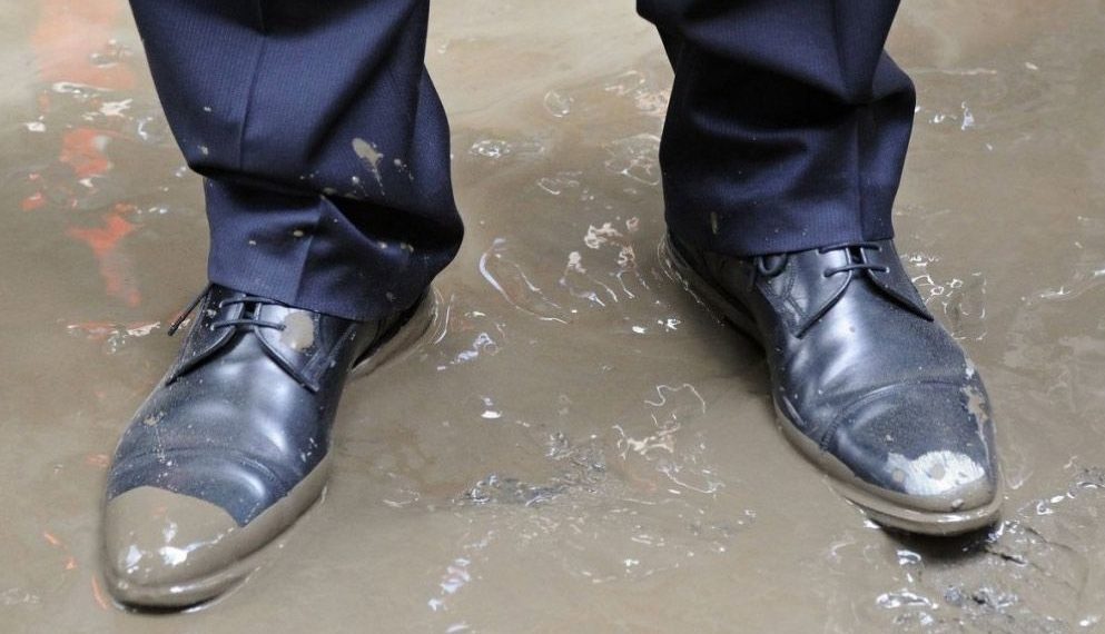 По грязным ботинкам судебные приставы вычислили неплательщика алиментов в Новосибирске