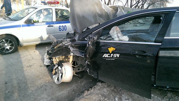 Водитель иномарки снес мусорные баки на улице Танкистов в Новосибирске