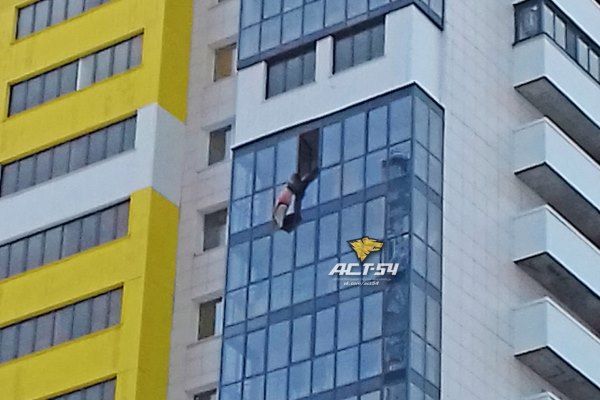 Новосибирец полчаса провисел, держась ногой за карниз на высоте 15-го этажа