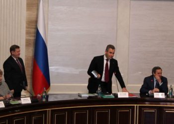 Павел Астахов подарил мэру Локтю на день рождения свою книгу