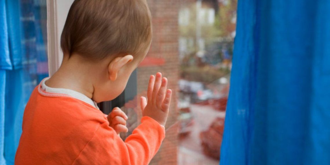 Два года тюрьмы может получить отец ребенка, упавшего с четвертого этажа