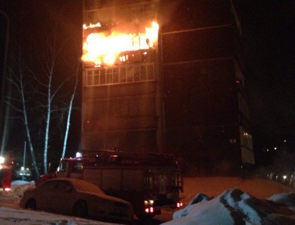Многоэтажный жилой дом загорелся в Калининском районе Новосибирска