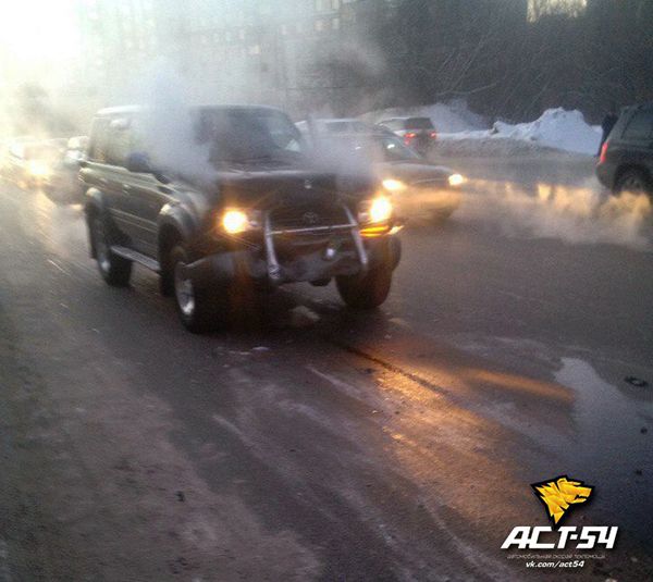 В Новосибирске Land Cruiser въехал в троллейбус, потерял номер и заглох на светофоре (фото)