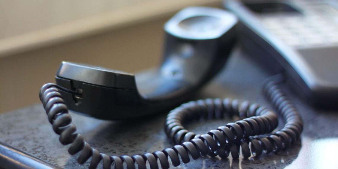 Мошенники под видом прокуроров требуют от новосибирцев спиртное и деньги