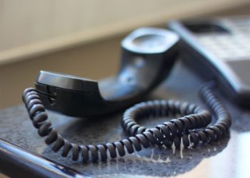 Мошенники под видом прокуроров требуют от новосибирцев спиртное и деньги