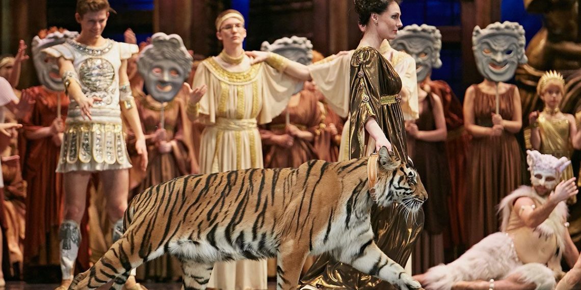 Зрители Новосибирского оперного заплатят за реквизит на миллионы рублей фонду Кехмана