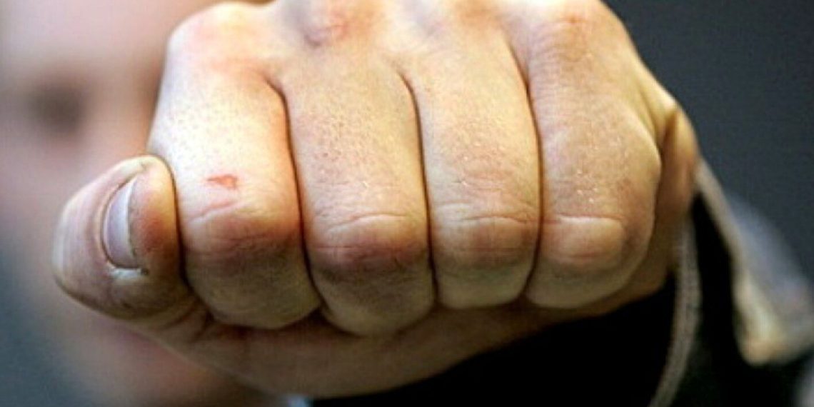 Новосибирец получил удар в живот от охранника магазина