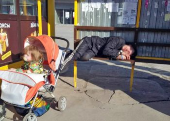 Уснувшему на остановке рядом с ребенком в коляске новосибирцу грозит штраф до 500 рублей
