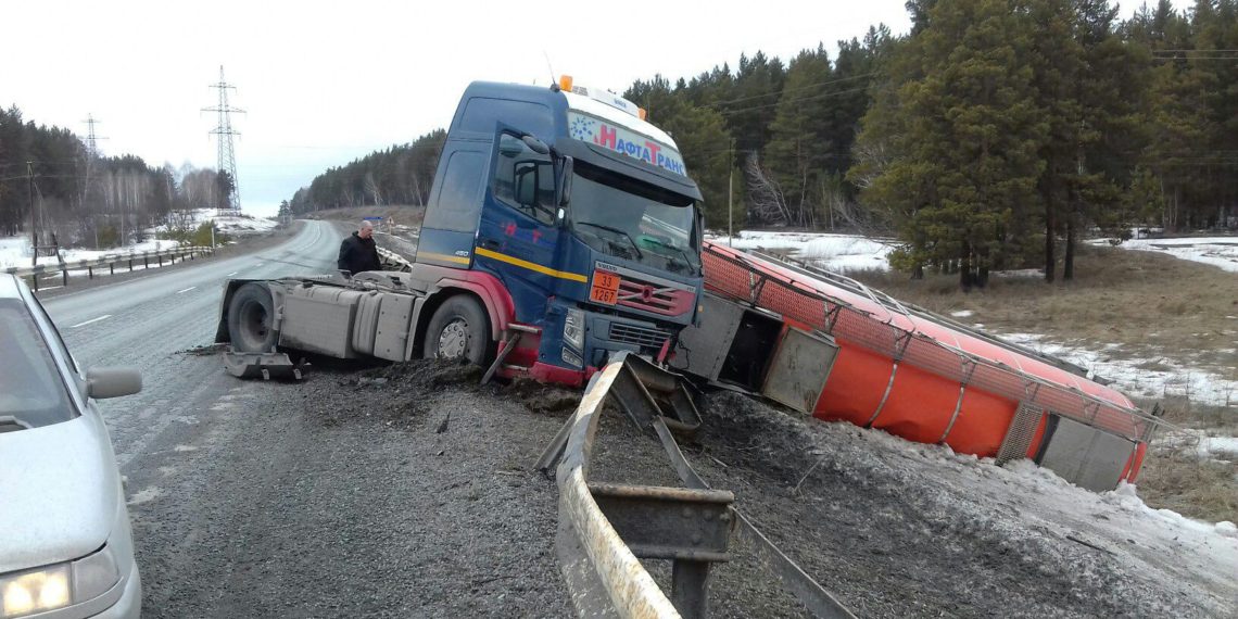Бензовоз лег на бок на трассе «Новосибирск — Ленинск-Кузнецкий»