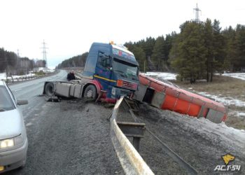 Бензовоз лег на бок на трассе «Новосибирск — Ленинск-Кузнецкий»