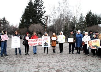 «Верните украденное время». Новосибирцы вышли на пикет за четырехчасовую разницу с Москвой (фото)