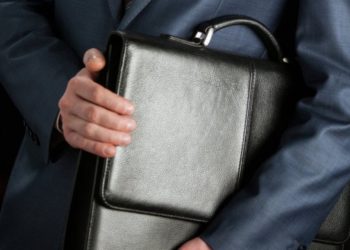 Госдума повысила пенсионный возраст чиновников