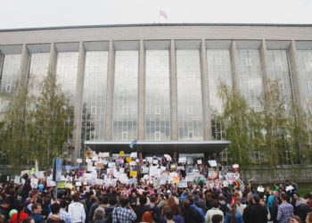 Суд не увидел правонарушения в стоянии монстрантов на ступеньках ГПНТБ и оправдал Лоскутова