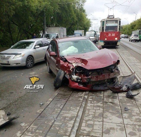 Девушку на Mazda госпитализировали после выезда на трамвайную линию в Новосибирске