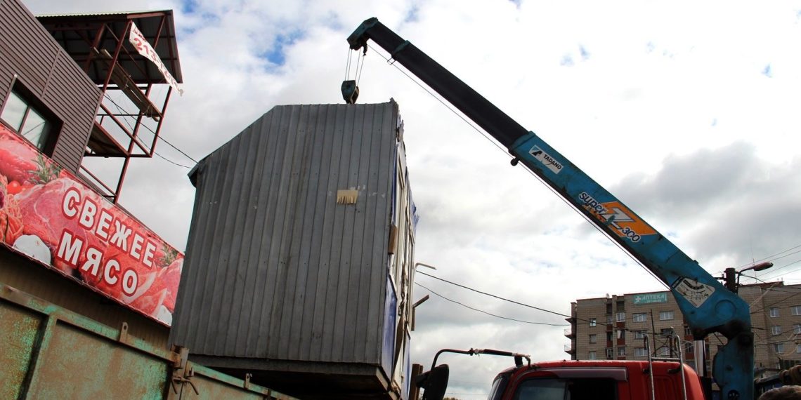 11 незаконных киосков на месте бывшей барахолки демонтировали новосибирские судебные приставы