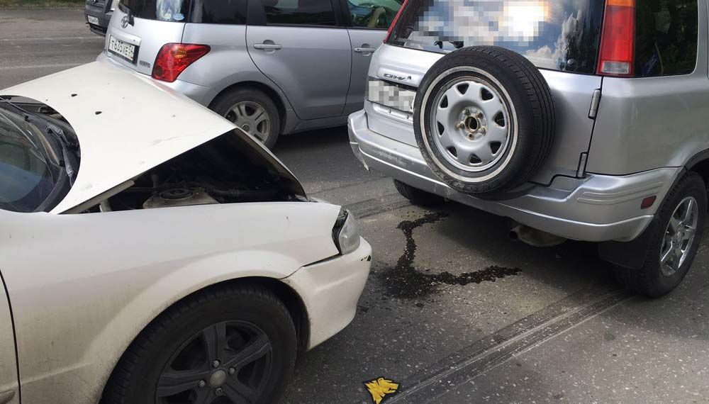 Шесть машин столкнулись «по цепочке» в Октябрьском районе Новосибирска