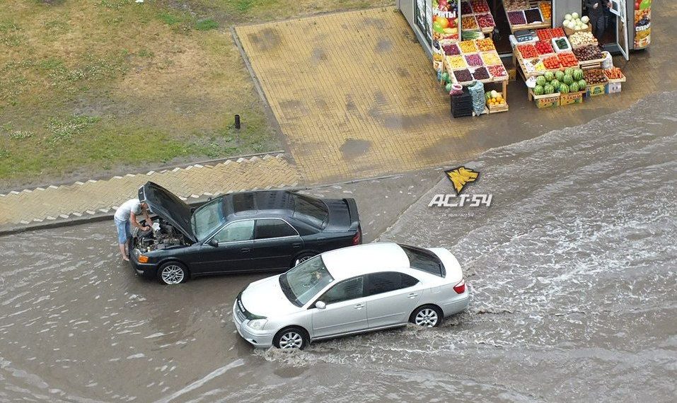 Проезжая часть Плющихинского жилмассива утонула в дождевой воде (фото)