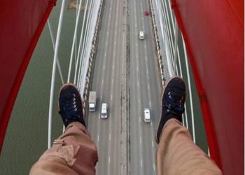 Чтобы сфотографироваться, четверо подростков залезли на арку Бугринского моста в Новосибирске