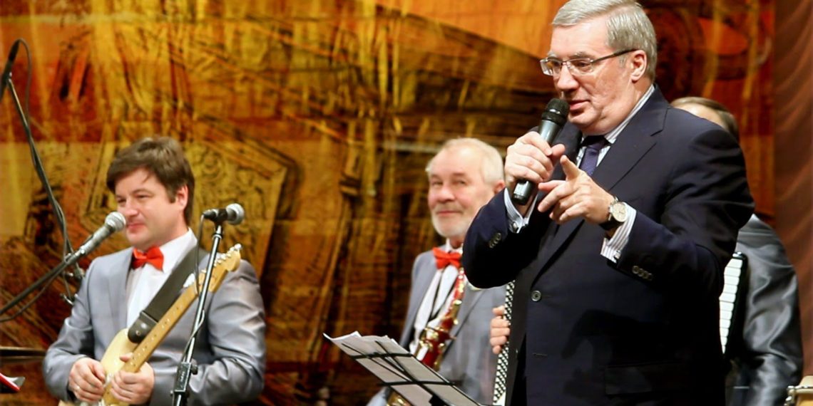 Толоконский спел «Вальс-бостон» для новосибирцев на ступенях Краеведческого музея