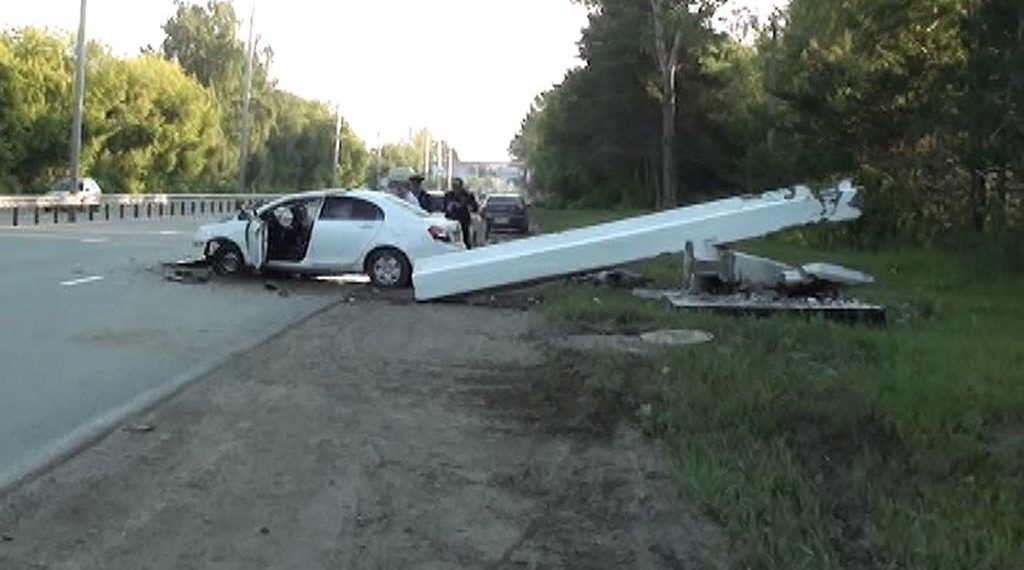 Водитель снес стелу Первомайского района в Новосибирске и погиб