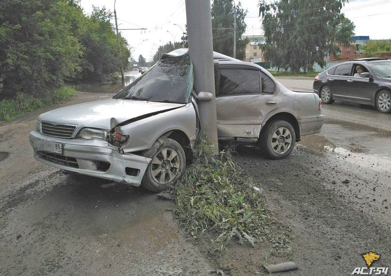 Водитель «Ниссана» решил объехать лужу, а попал в реанимацию в Новосибирске